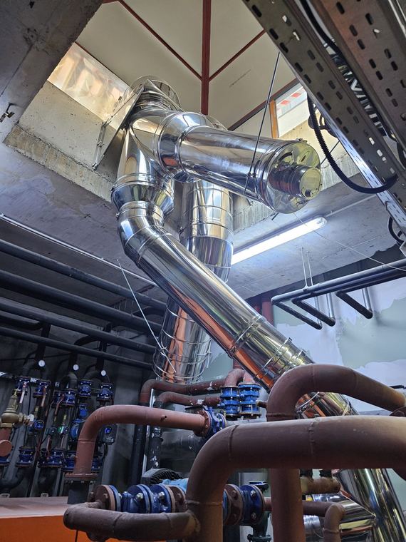Tubulatură de exhaustare din inox într-o centrală termică