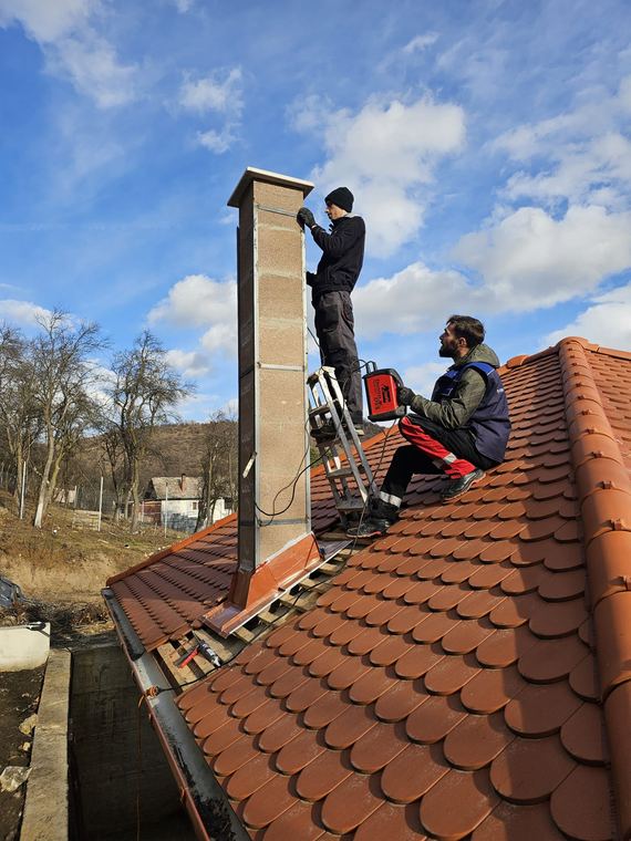 Lucrare de coșerit pe acoperiș cu țiglă ceramică