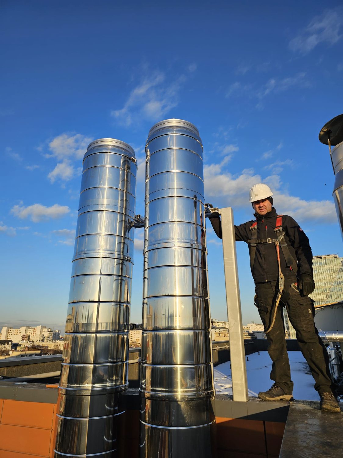 Două coșuri de fum industriale din inox, cu înălțimea de aproximativ 25 de metri, montate de echipa Servicii Coșerit