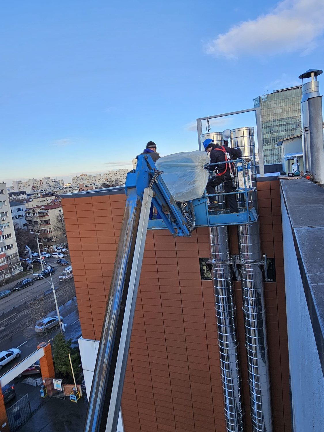 Montaj coș de fum industrial din nacelă, pe fațada unei clădiri